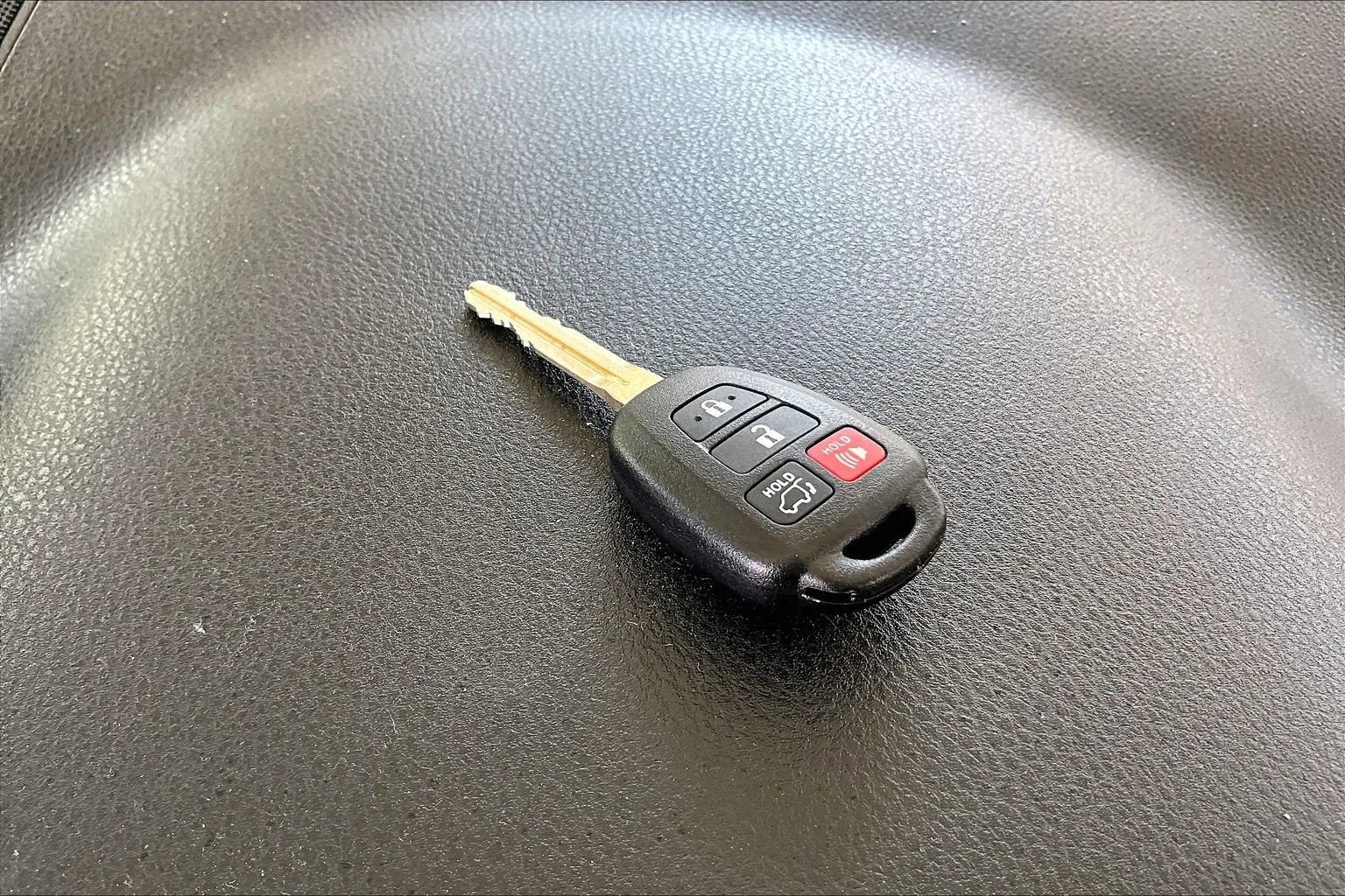 Used 2017 Toyota RAV4 LE FWD image 31
