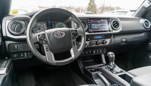 Used 2022 Toyota Tacoma TRD Off-Road w/ Technology Package AWD/4WD image 12