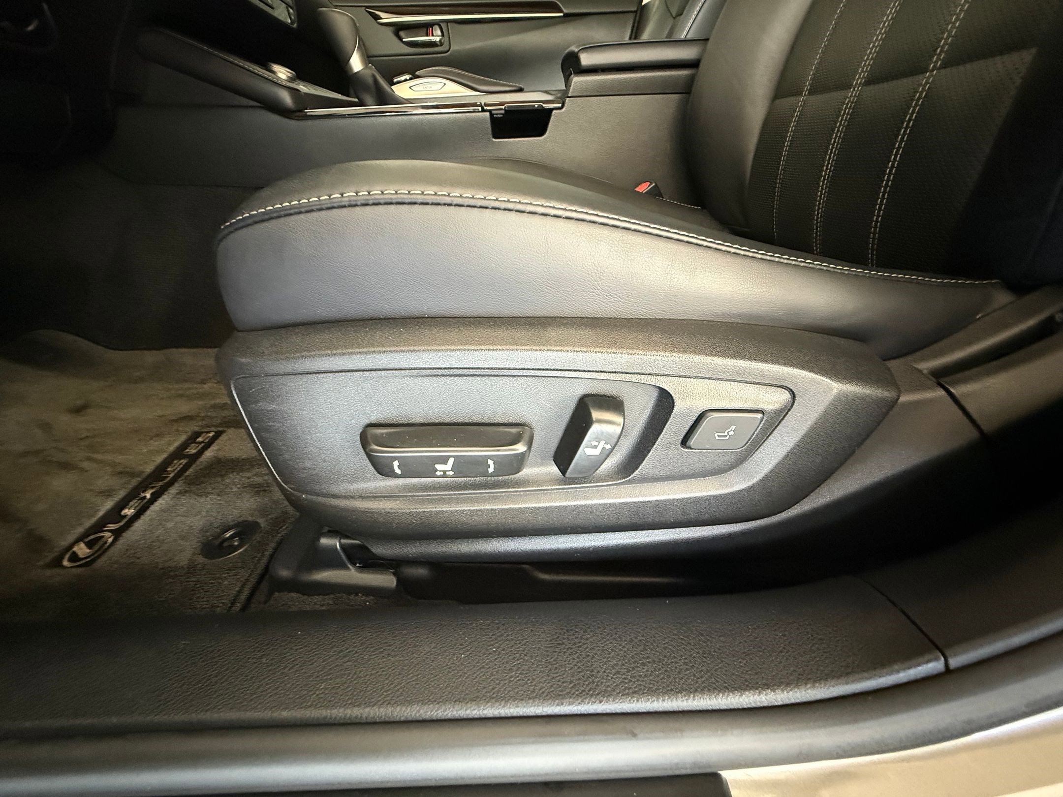 Used 2016 Lexus ES 300h w/ Luxury Package w/Wood Trim image 14