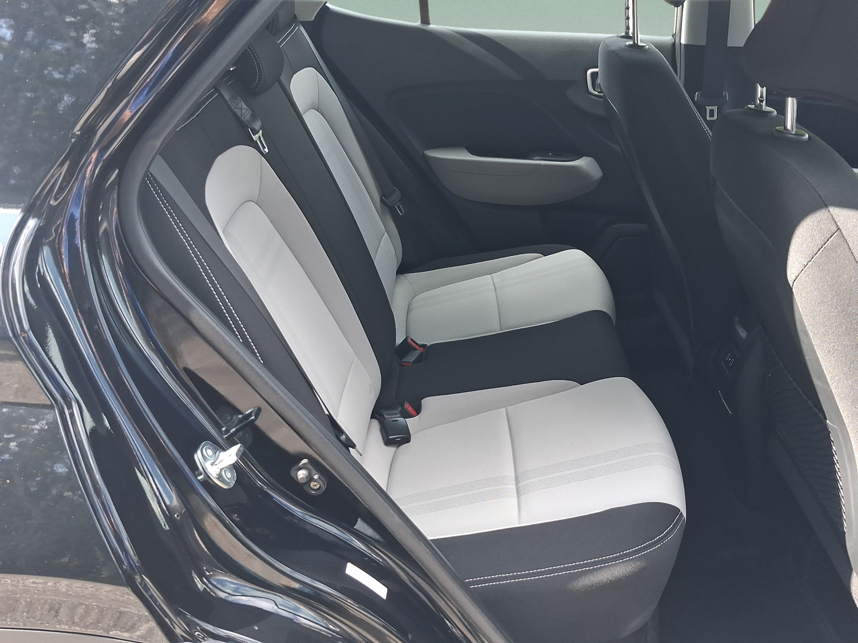 Used 2025 Hyundai Venue SEL FWD image 24