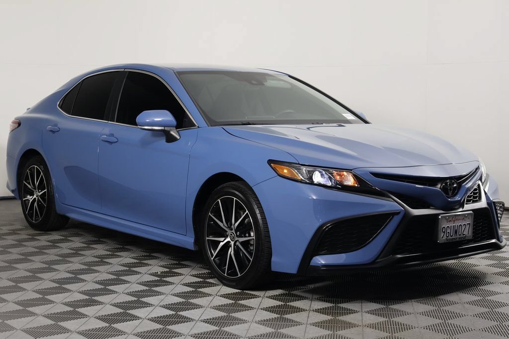 Used 2023 Toyota Camry SE FWD image 3