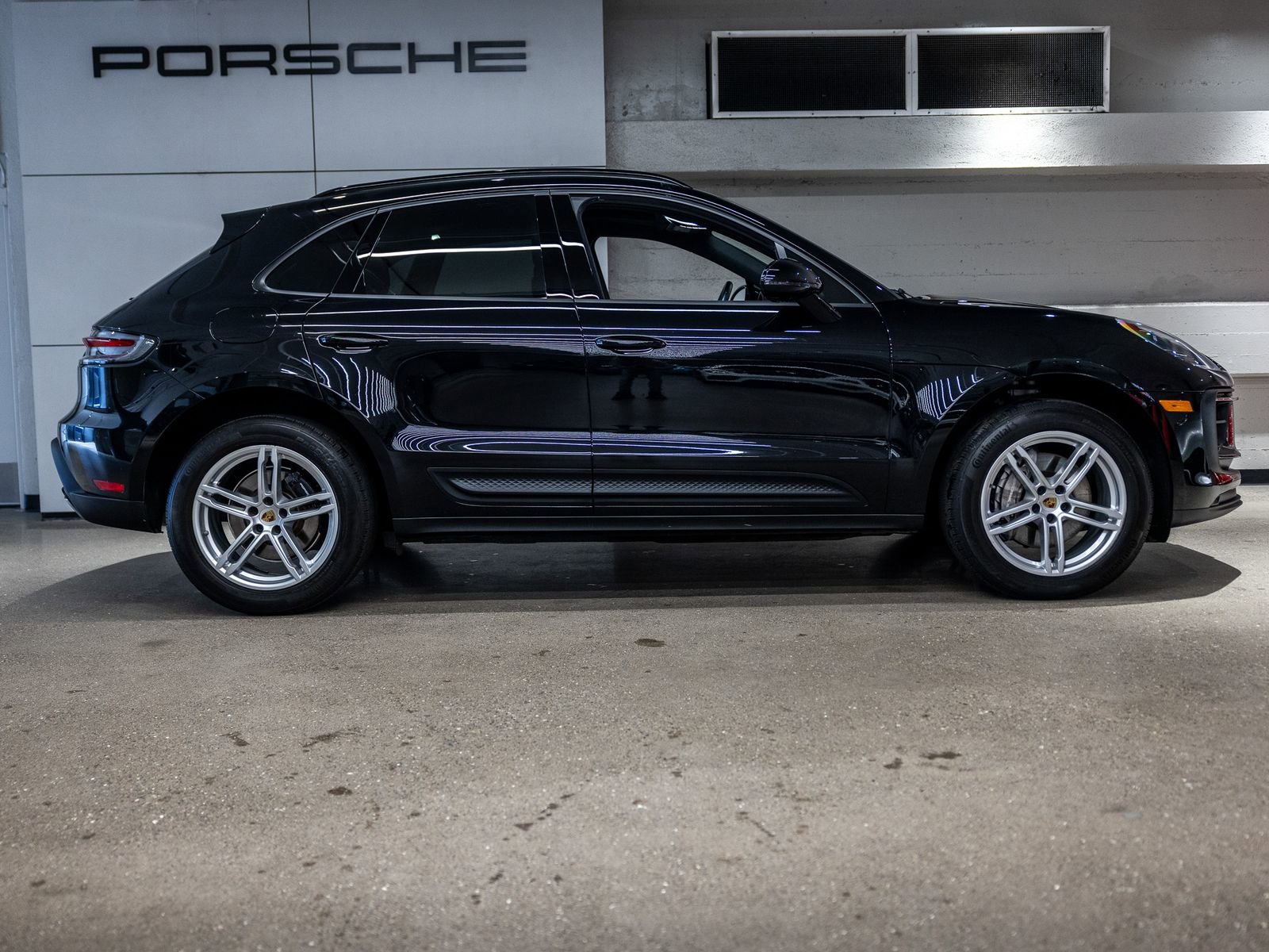 Certified 2023 Porsche Macan AWD/4WD image 9