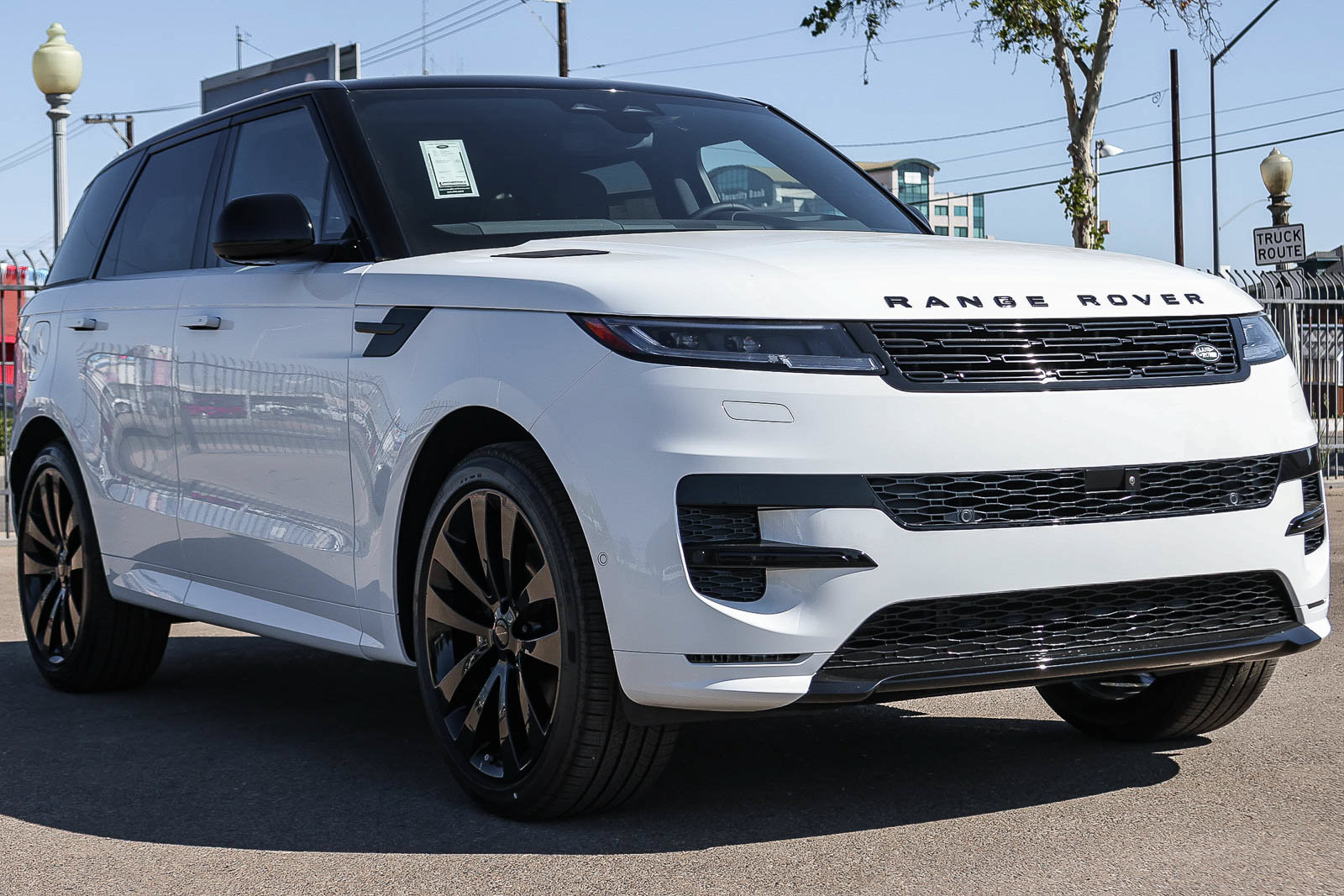 New 2026 Land Rover Range Rover Sport Dynamic SE AWD/4WD image 3