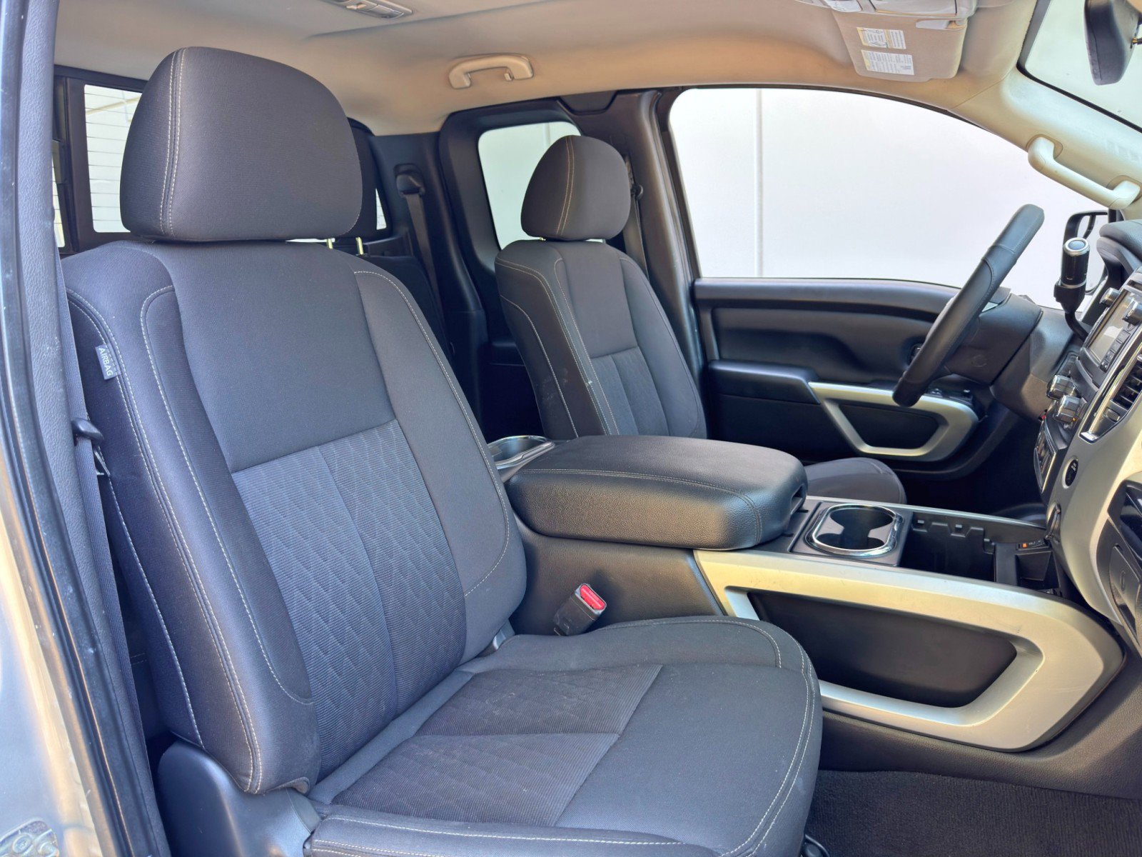 Used 2018 Nissan Titan SV w/ SV Convenience Package image 28