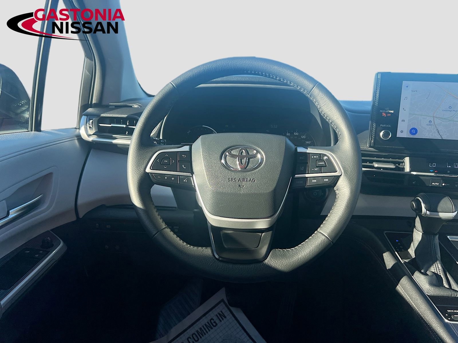 Used 2025 Toyota Sienna XLE image 31