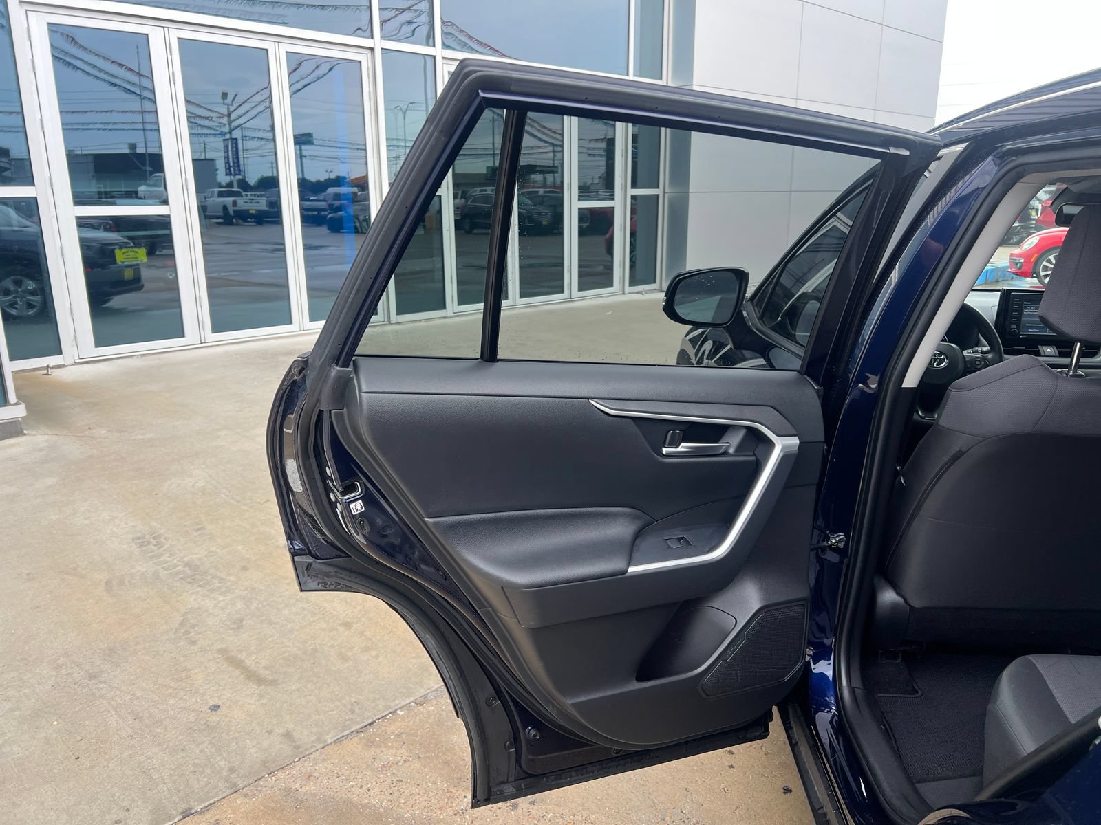 Used 2020 Toyota RAV4 XLE FWD image 11