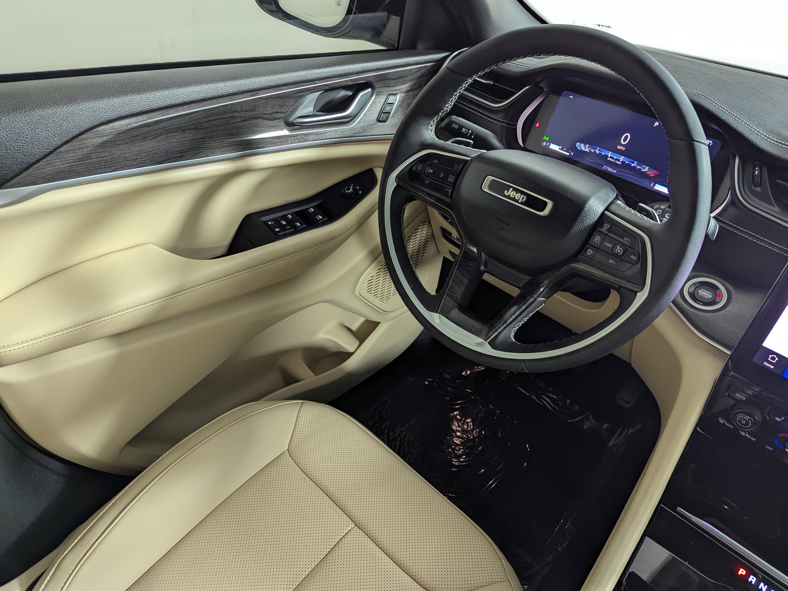 Used 2023 Jeep Grand Cherokee Limited w/ Luxury Tech Group II RWD image 9