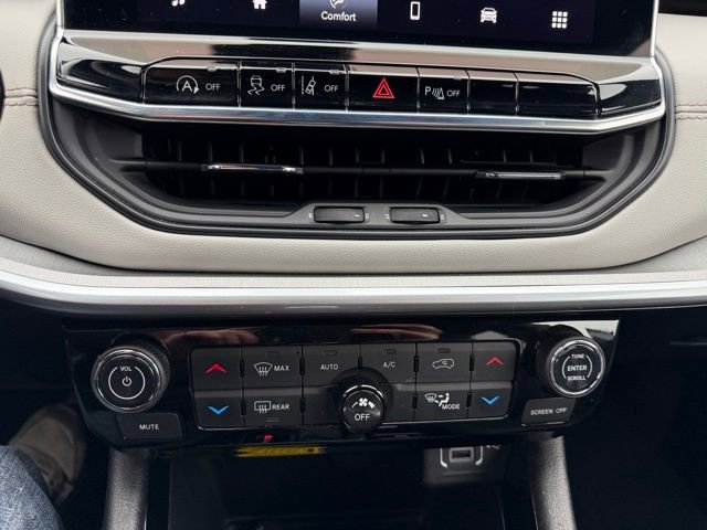 Used 2025 Jeep Compass Limited image 23