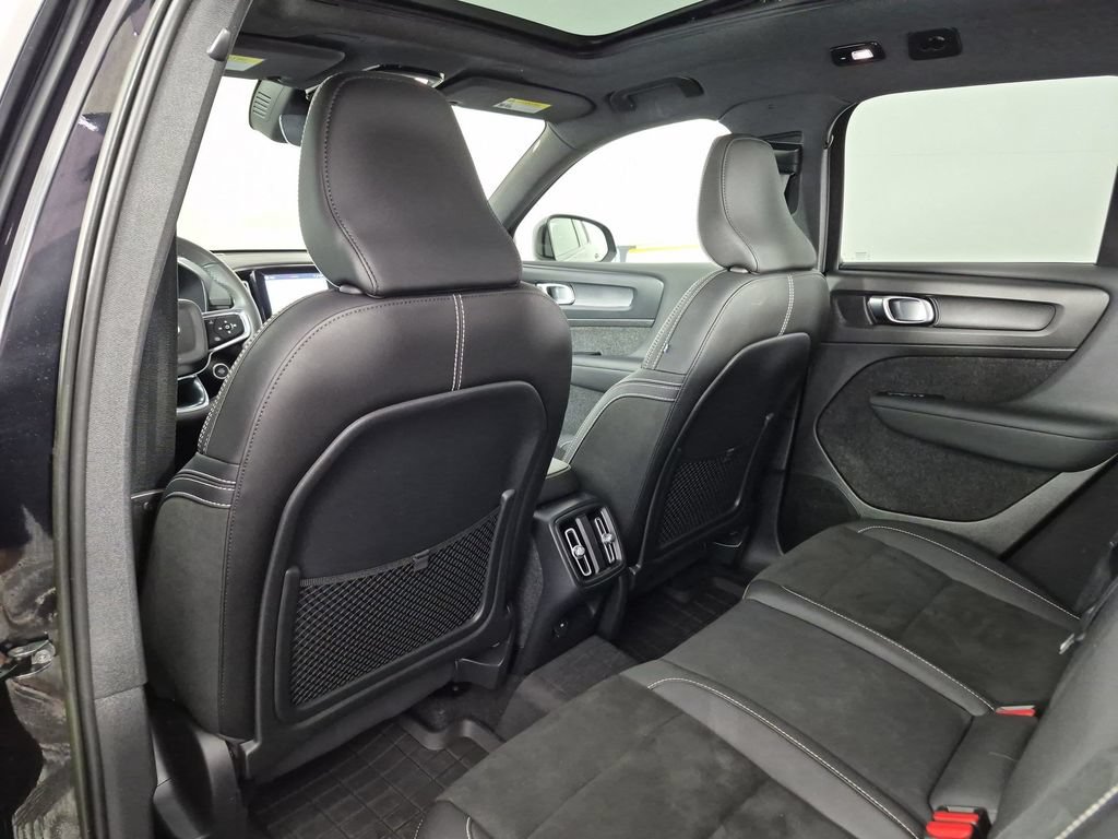 Used 2023 Volvo XC40 B5 Plus AWD/4WD image 32