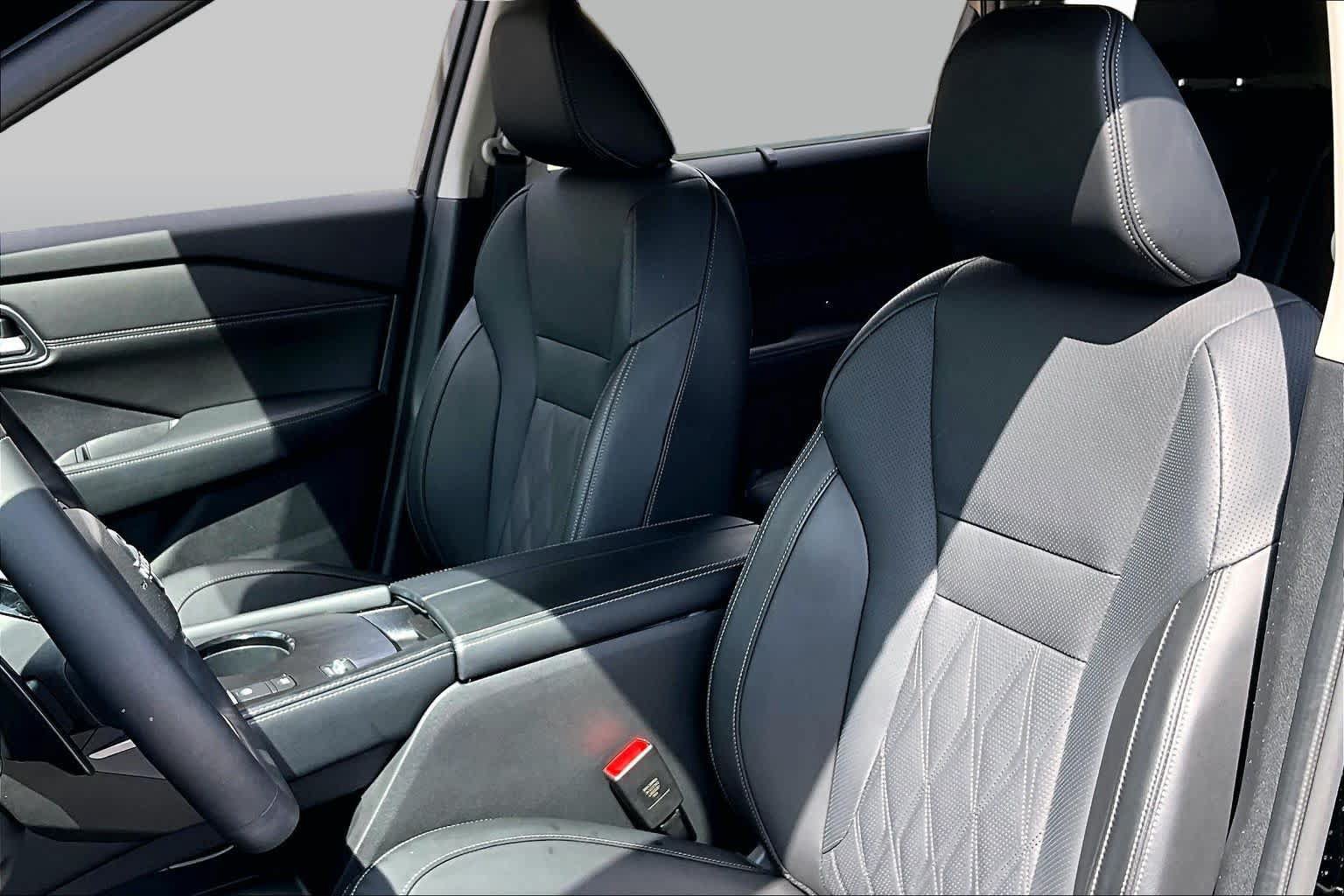 Certified 2025 Nissan Rogue Platinum w/ Platinum Premium Package FWD image 8