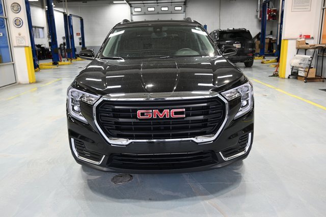 Used 2024 GMC Terrain SLE w/ Driver Convenience Package image 2