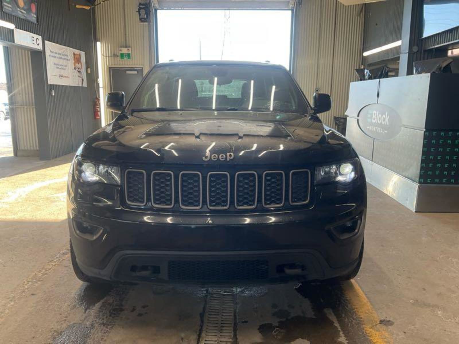 Used 2017 Jeep Grand Cherokee Laredo 75th Anniversary image 9