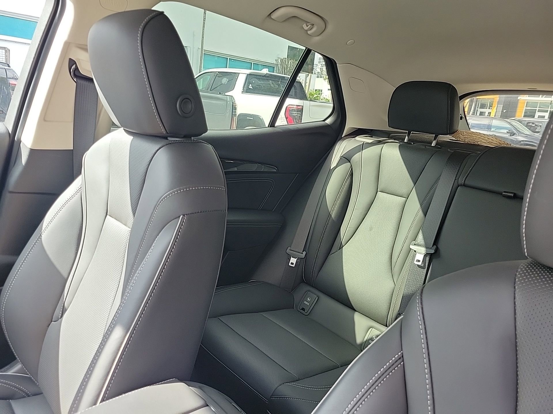 Used 2023 Buick Envision Essence image 27