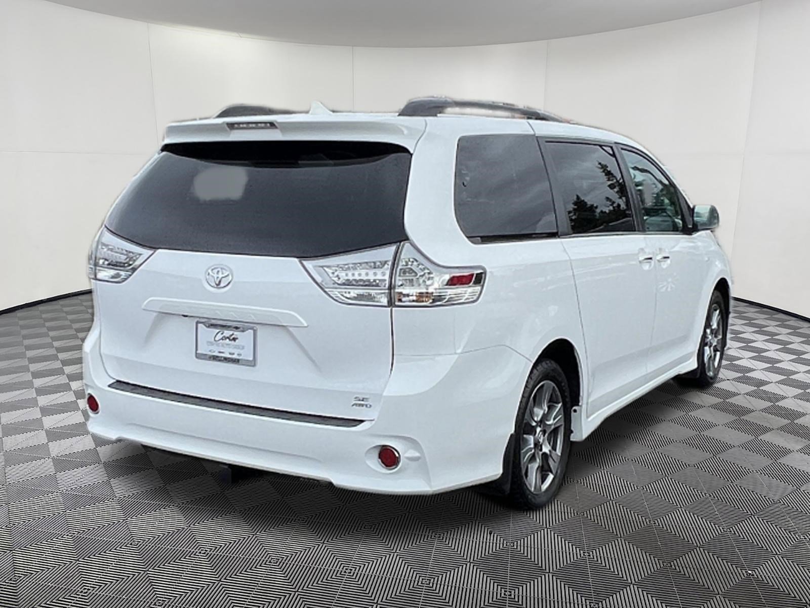 Used 2019 Toyota Sienna SE image 6
