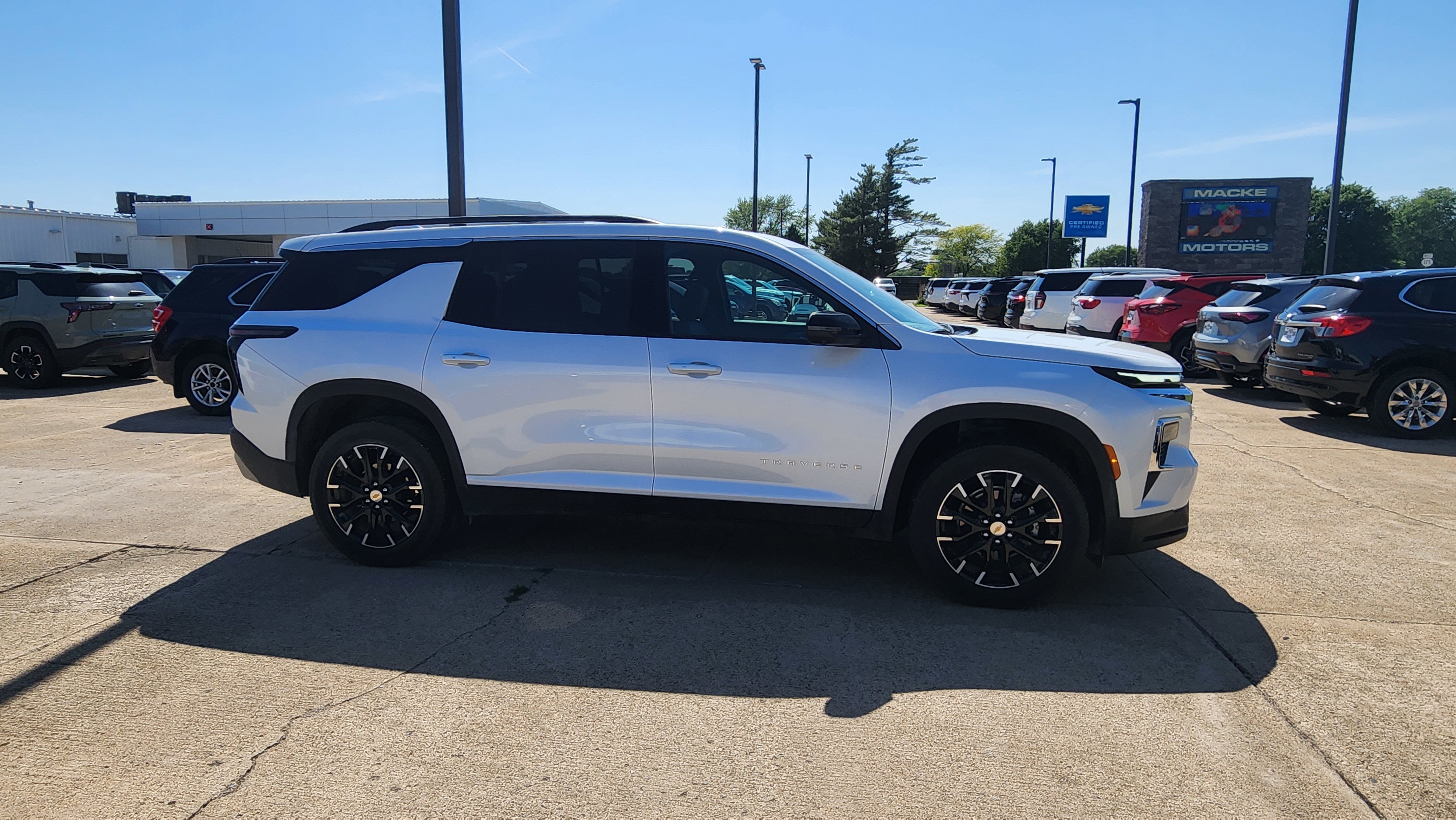 Used 2025 Chevrolet Traverse LT w/ Sun and Wheel Package AWD/4WD image 4