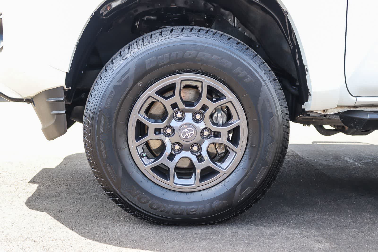 Used 2018 Toyota Tacoma SR5 AWD/4WD image 10