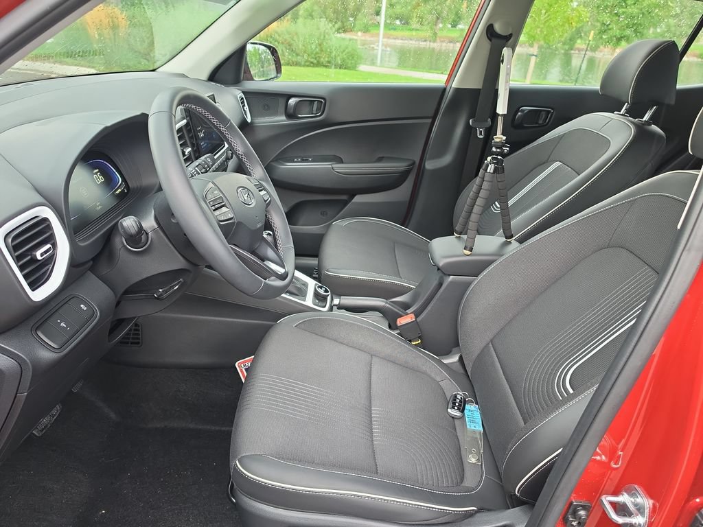Used 2024 Hyundai Venue Limited FWD image 10