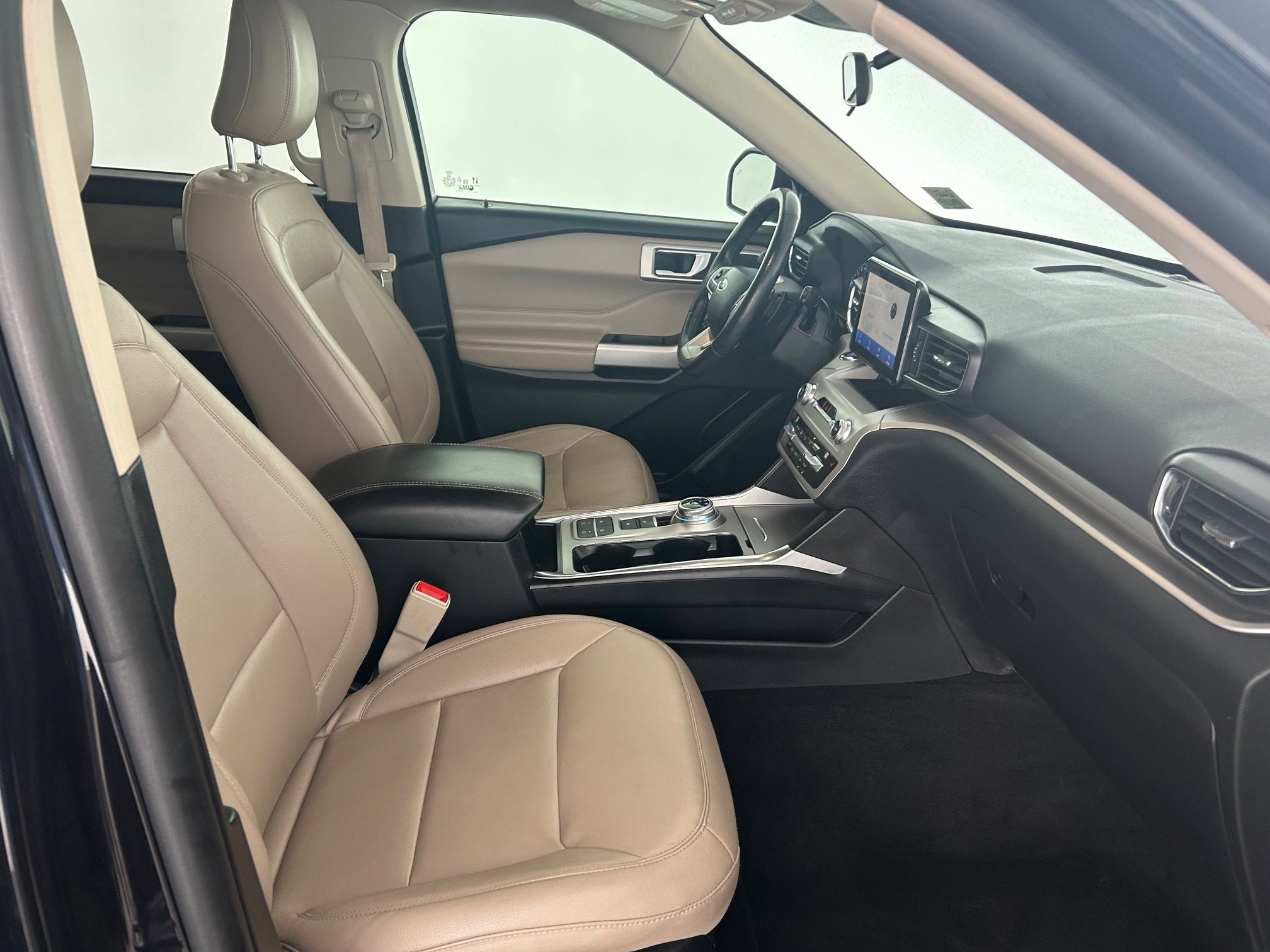 Certified 2021 Ford Explorer XLT w/ Equipment Group 202A RWD image 6