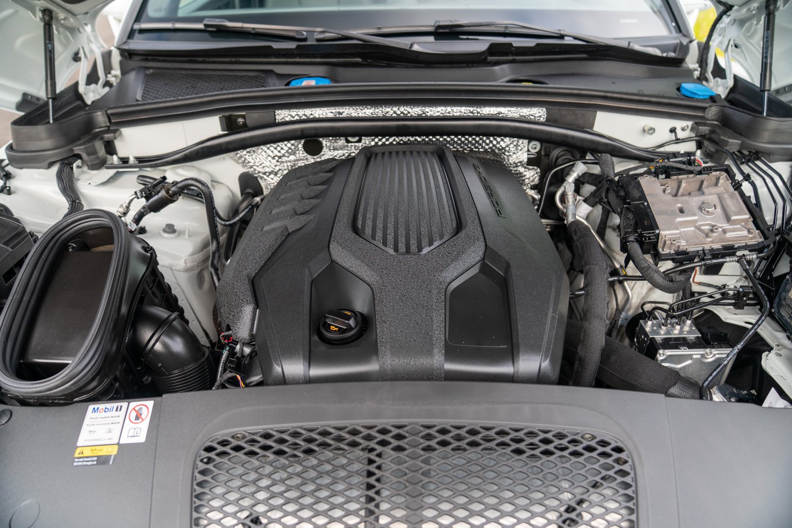 Certified 2023 Porsche Macan Turbo AWD/4WD image 28