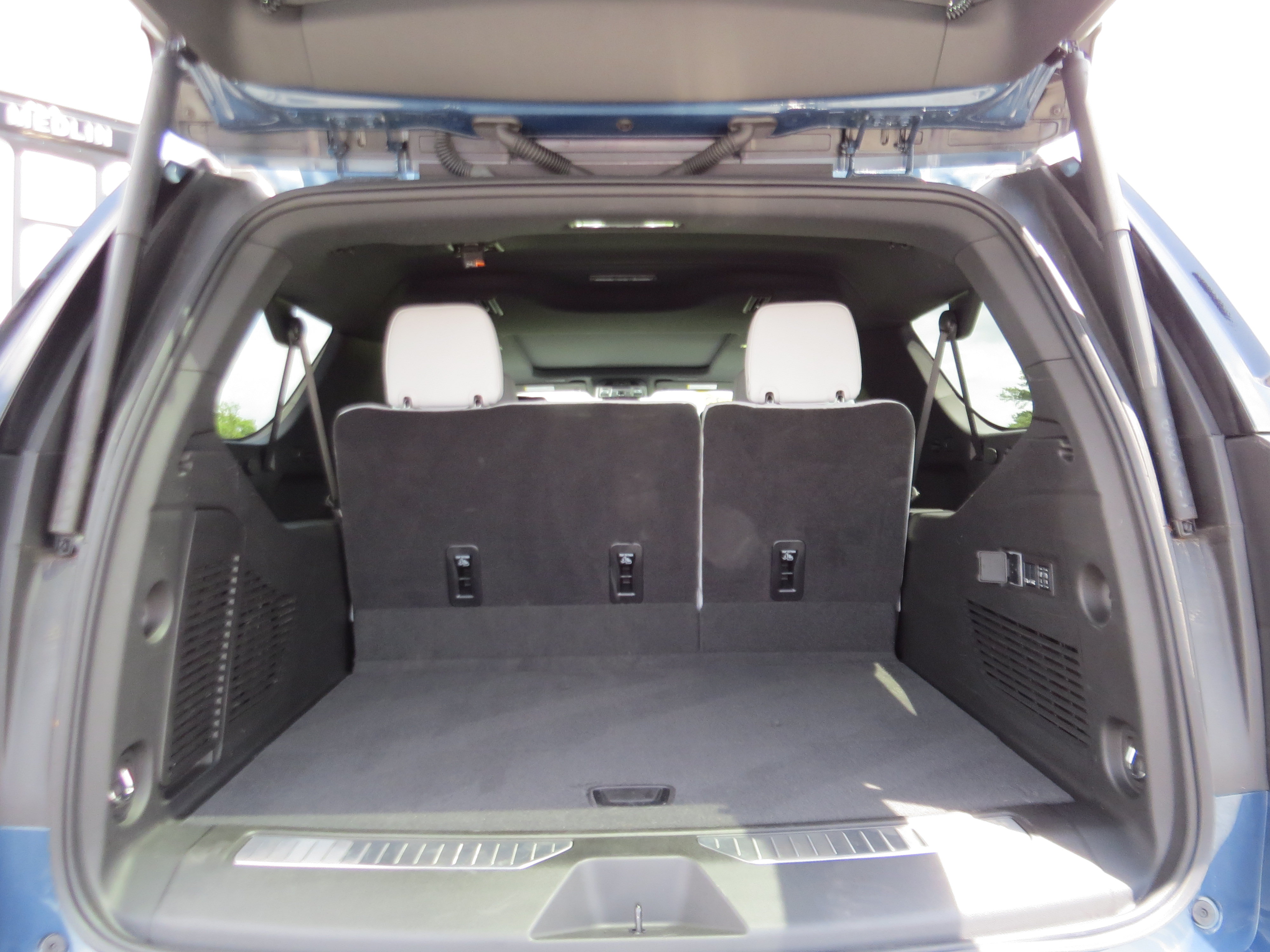 Used 2025 Chevrolet Suburban Premier AWD/4WD image 14
