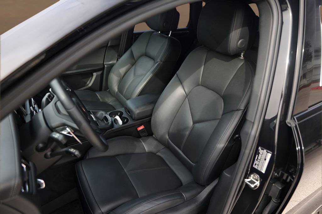 Used 2025 Porsche Macan AWD/4WD image 8