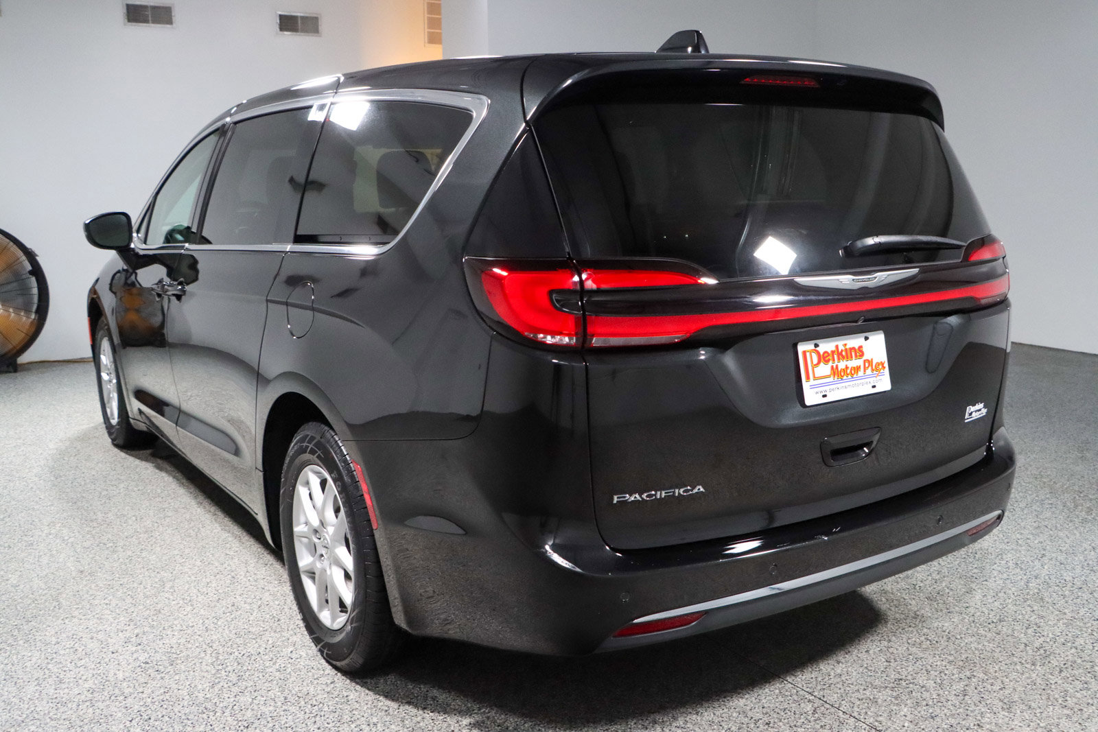 Used 2023 Chrysler Pacifica Touring-L FWD image 9