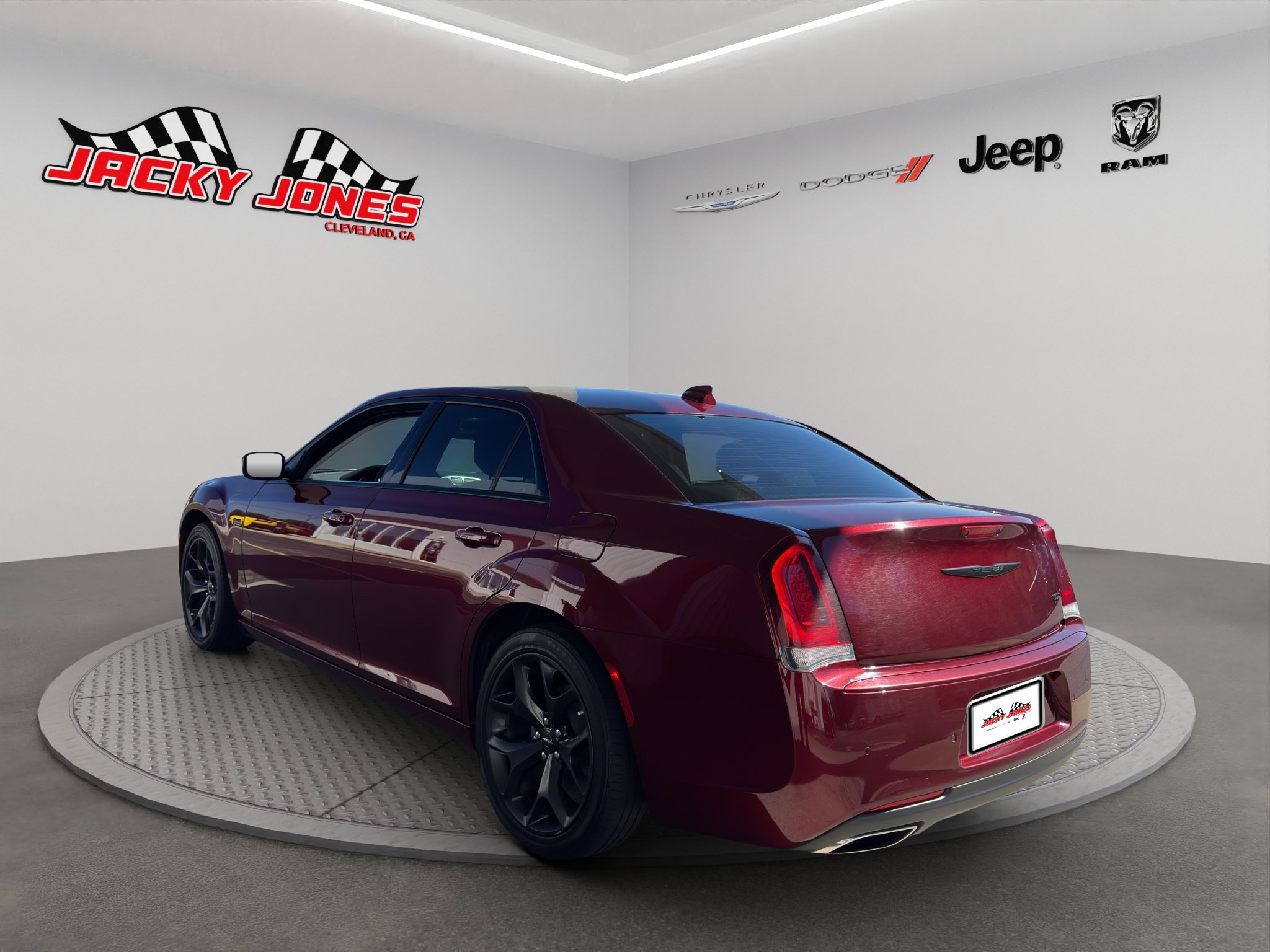 Used 2023 Chrysler 300 Touring w/ Safetytec Plus Group RWD image 6