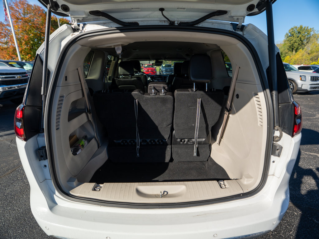 Used 2023 Chrysler Pacifica Touring-L FWD image 11