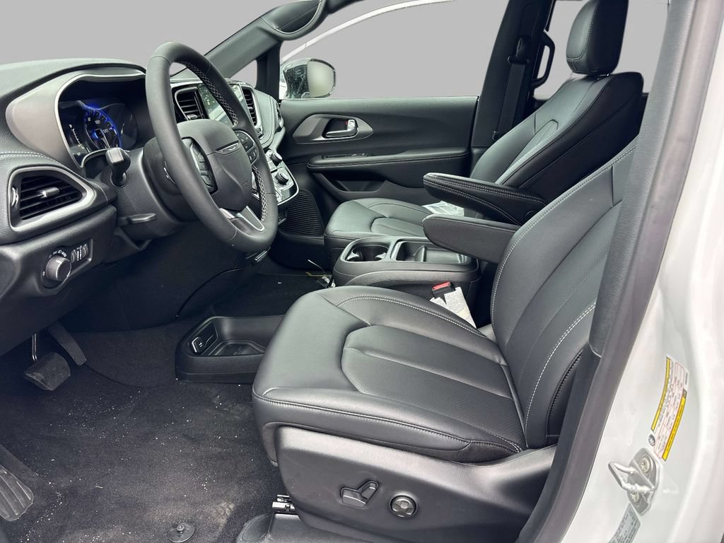 New 2027 Chrysler Pacifica Select AWD/4WD image 6