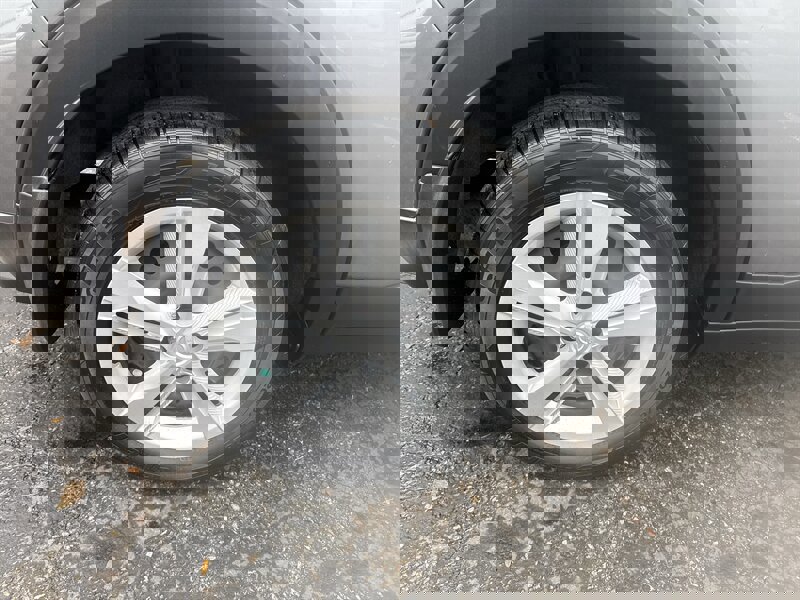 Used 2024 Nissan Kicks S image 11