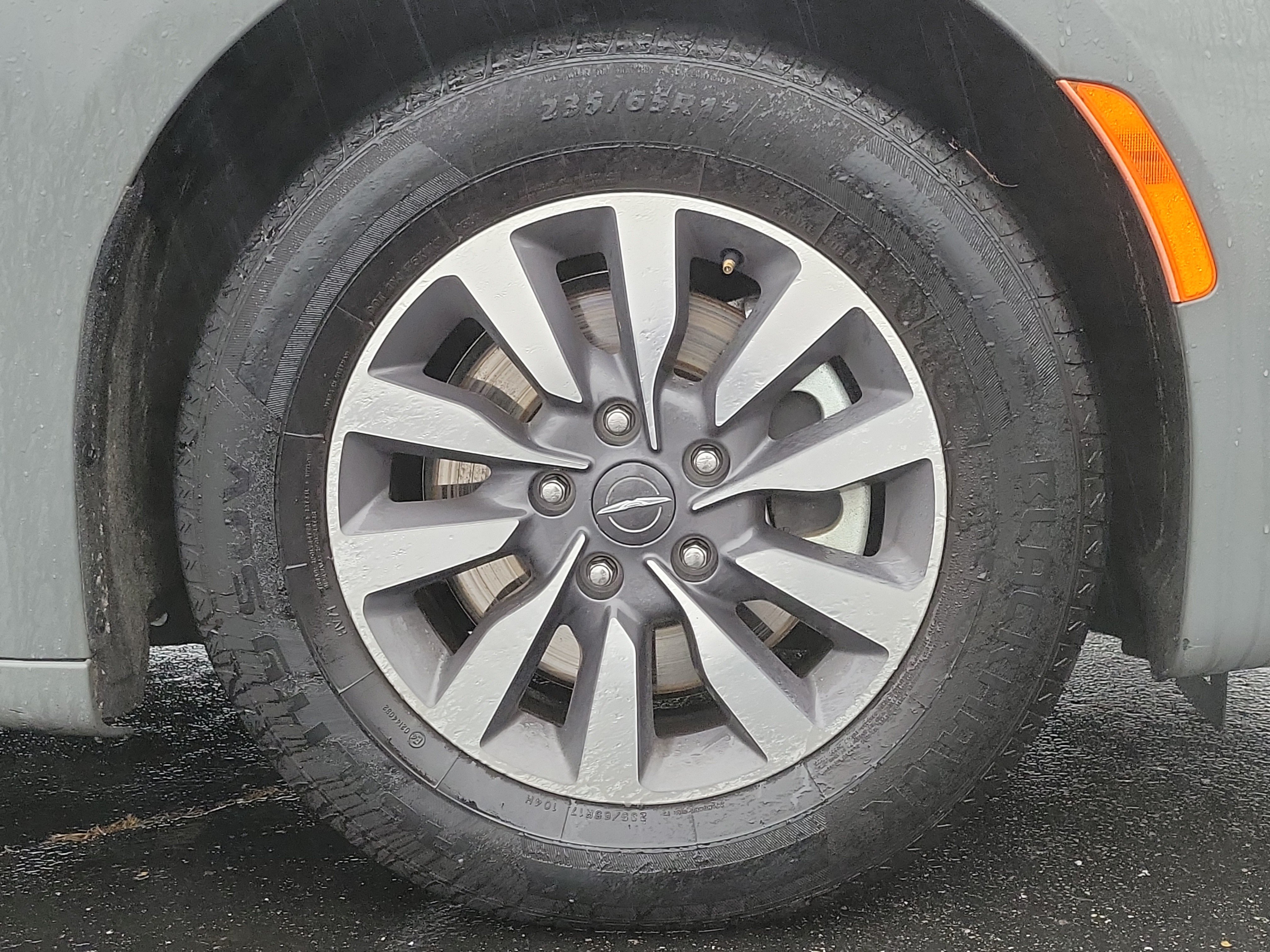 Used 2023 Chrysler Pacifica Touring-L FWD image 5