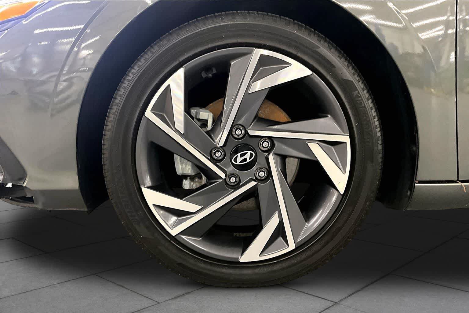Used 2024 Hyundai Elantra Limited FWD image 11