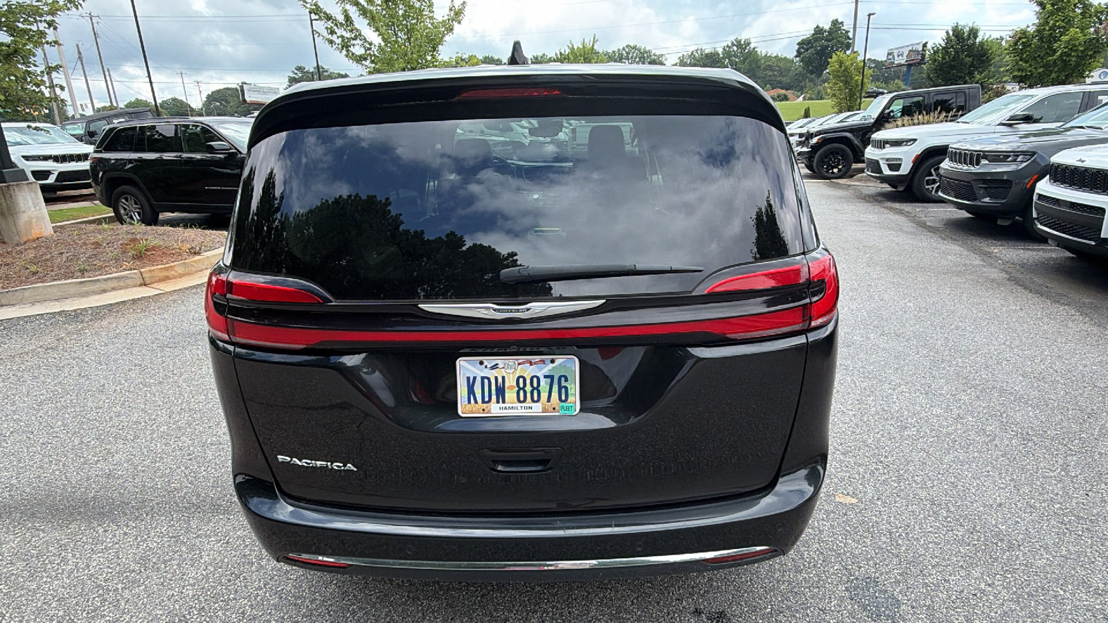 Used 2024 Chrysler Pacifica Touring-L FWD image 9
