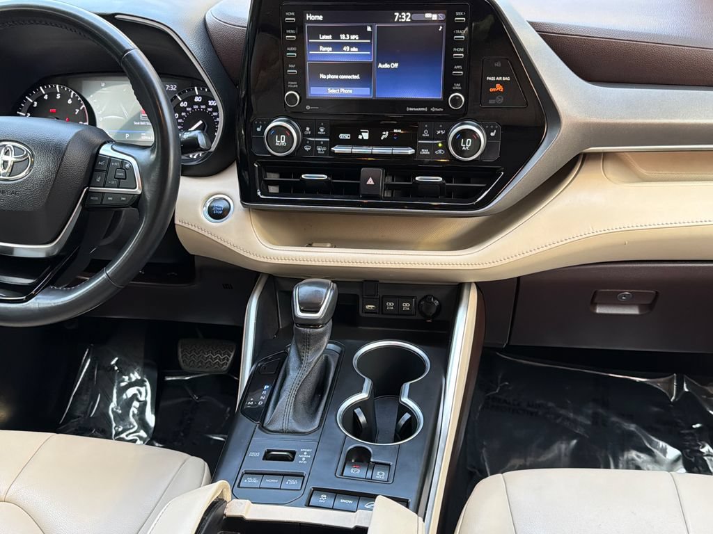 Used 2021 Toyota Highlander XLE AWD/4WD image 18