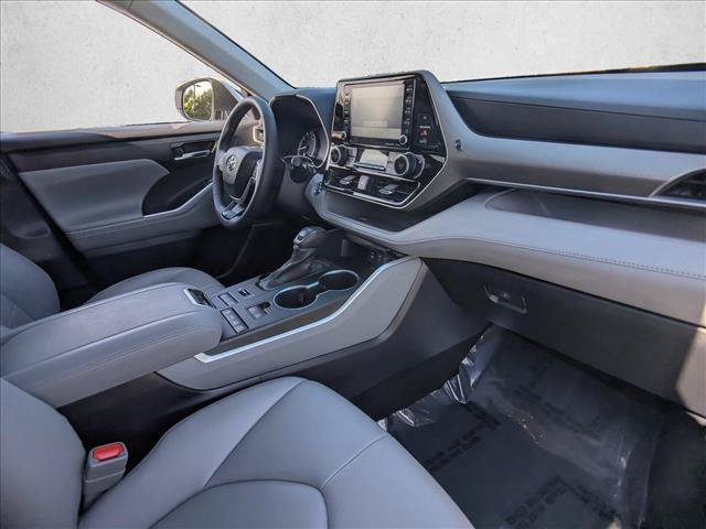 Used 2022 Toyota Highlander XLE AWD/4WD image 22