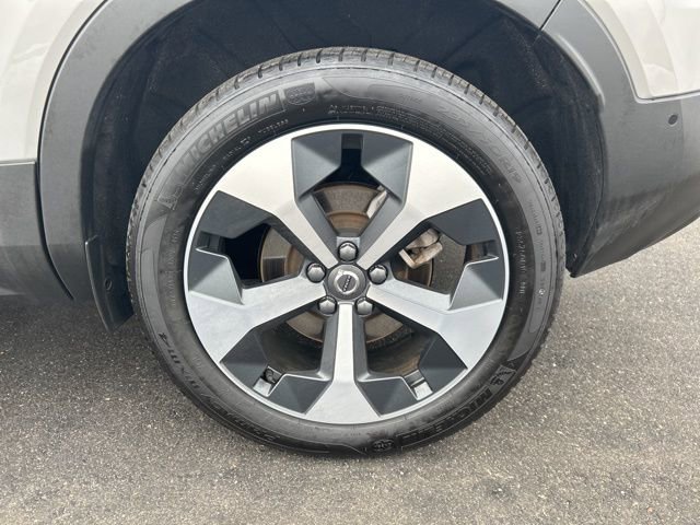 Certified 2025 Volvo XC40 B5 Plus AWD/4WD image 9