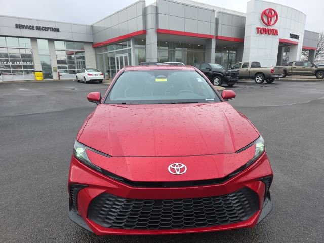 Used 2025 Toyota Camry SE image 2