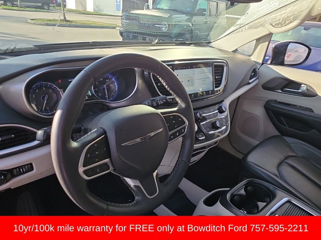 Used 2023 Chrysler Pacifica Touring-L image 19