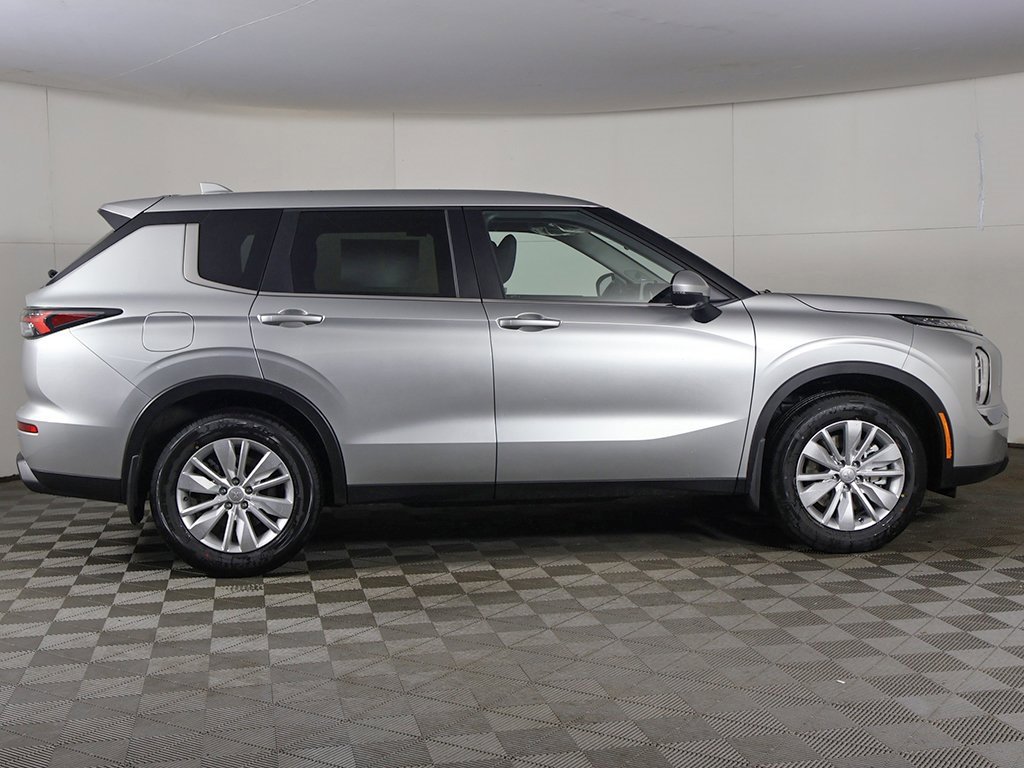 New 2026 Mitsubishi Outlander ES image 17