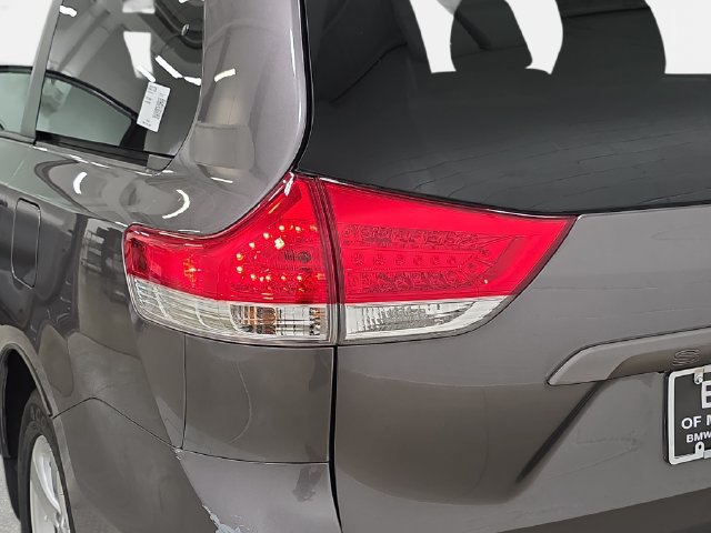 Used 2014 Toyota Sienna LE FWD image 32