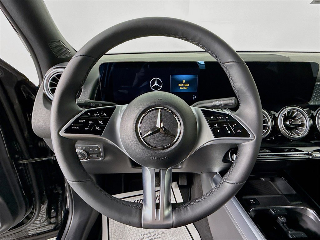 Used 2025 Mercedes-Benz GLB 250 4MATIC image 11