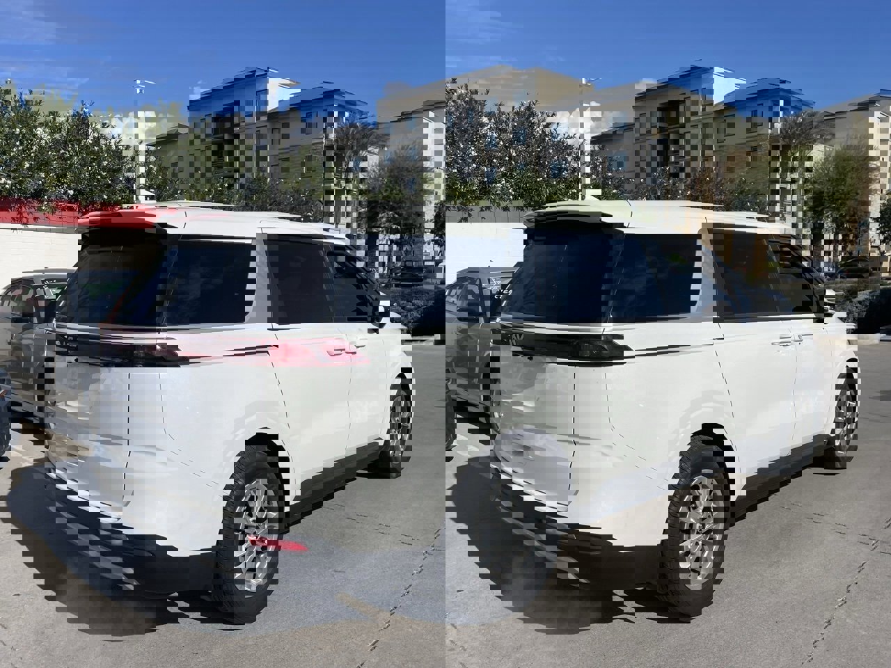 Used 2022 Kia Carnival LX w/ Paint Protection Package image 2