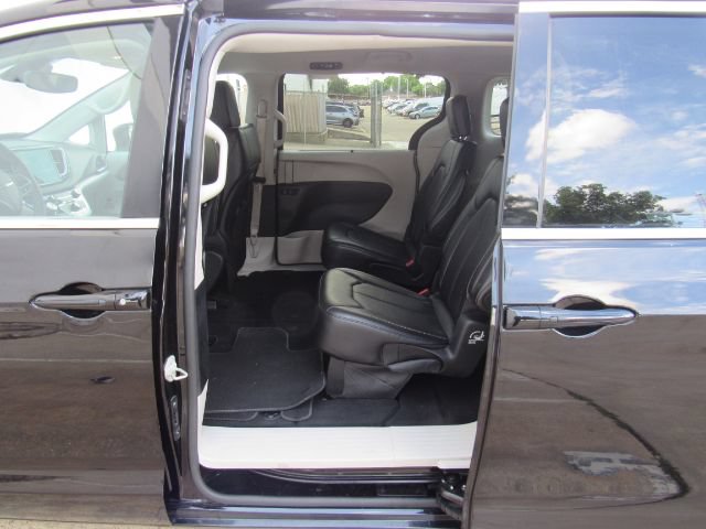 Used 2024 Chrysler Pacifica Touring-L FWD image 18