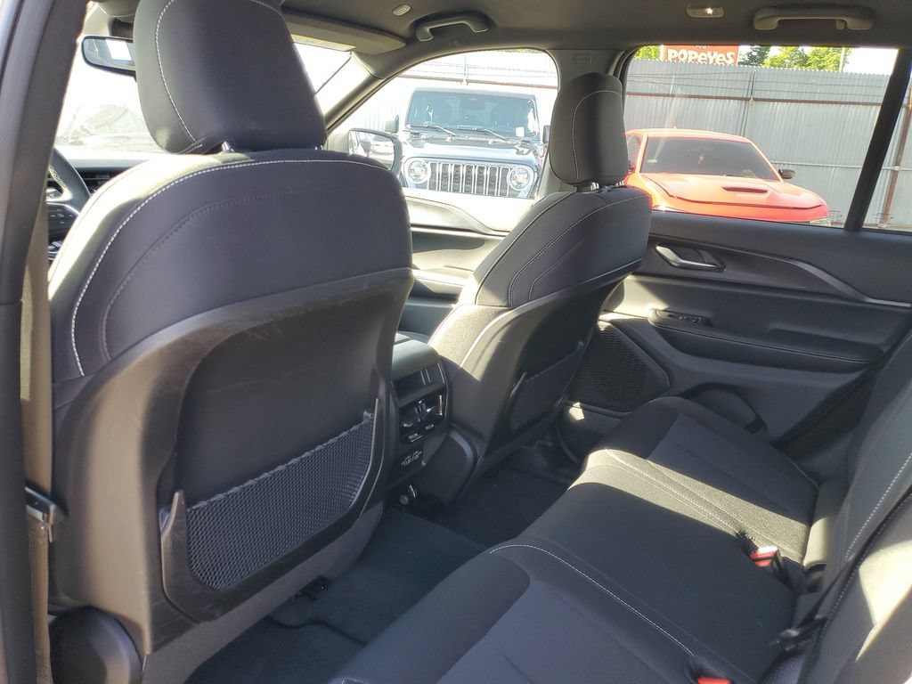 Used 2024 Jeep Grand Cherokee Laredo w/ Luxury Tech Group I AWD/4WD image 11