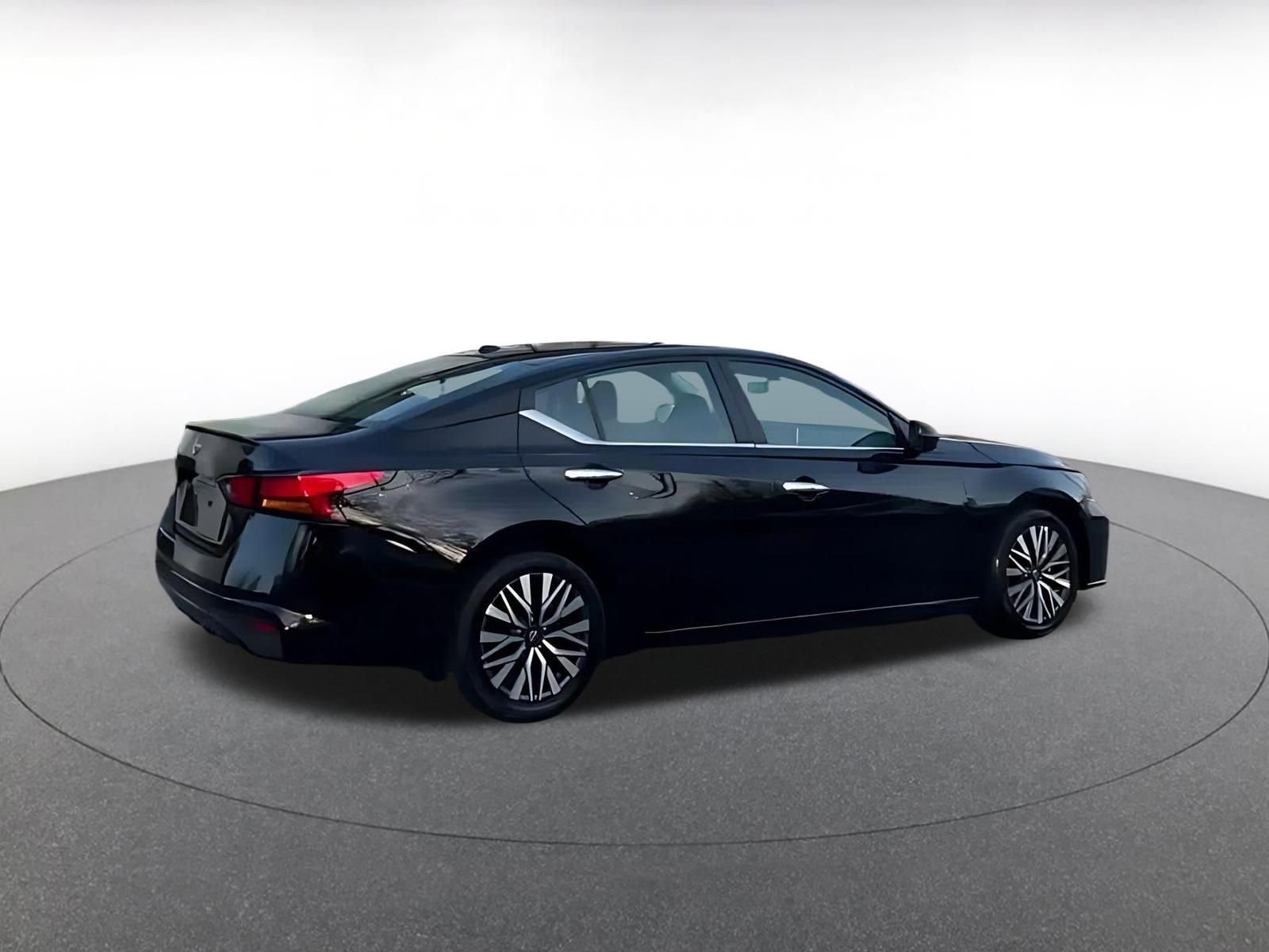 Used 2025 Nissan Altima 2.5 SV FWD image 14