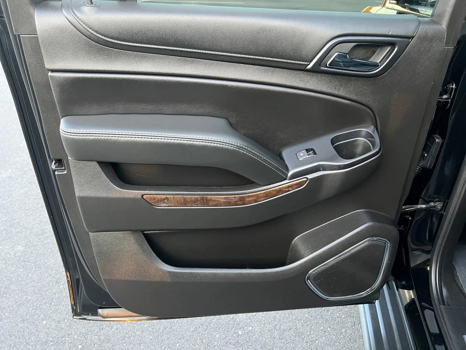 Used 2018 Chevrolet Suburban LT w/ Luxury Package image 23