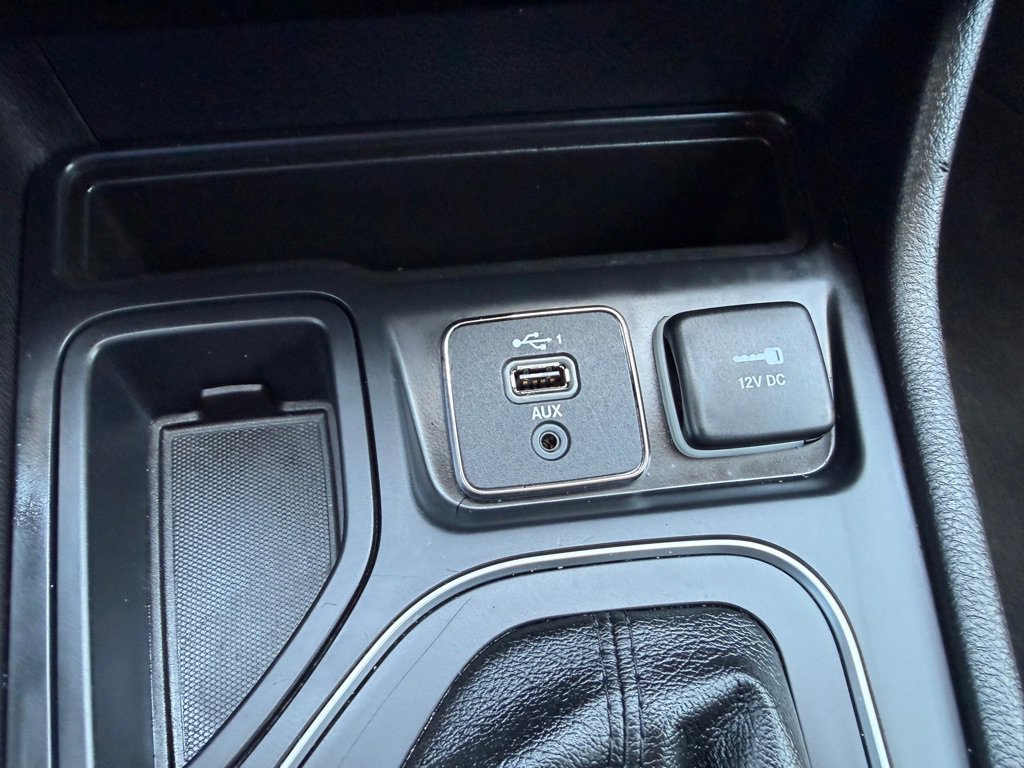 Used 2019 Jeep Cherokee Latitude Plus FWD image 16