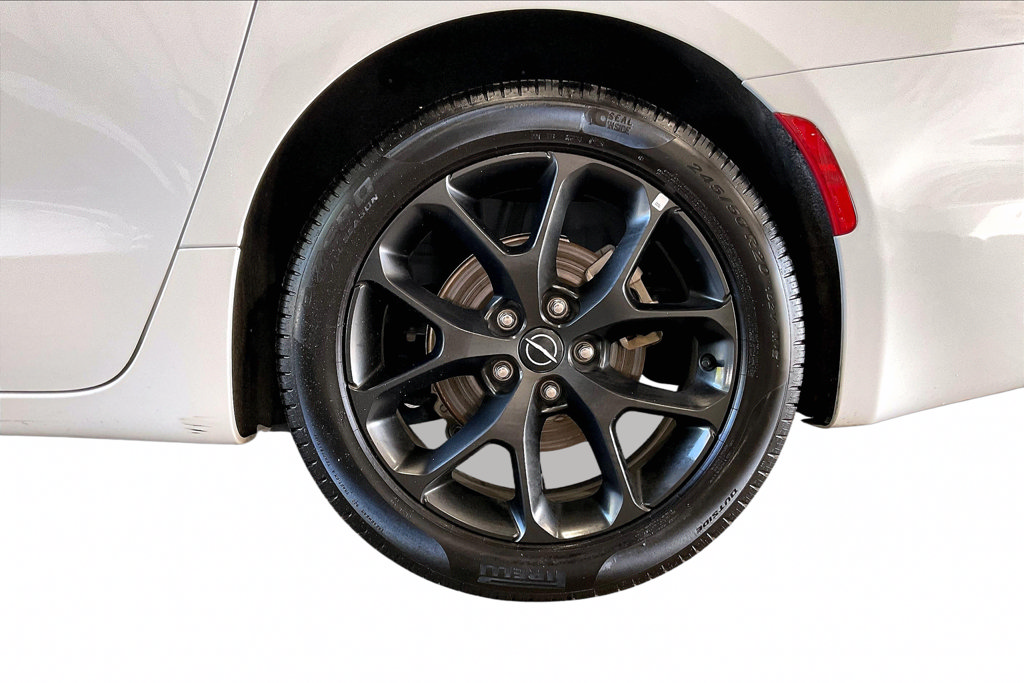 Used 2025 Chrysler Pacifica Limited FWD image 34