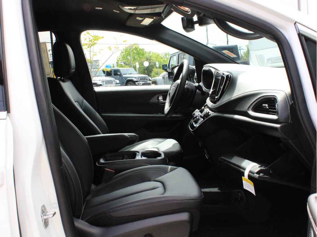 New 2027 Chrysler Pacifica Select w/ Family Tech Group FWD image 25