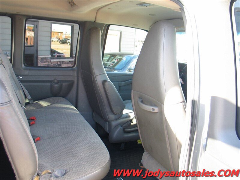 Used 2017 Chevrolet Express 3500 LT w/ LT Preferred Equipment Group RWD image 23